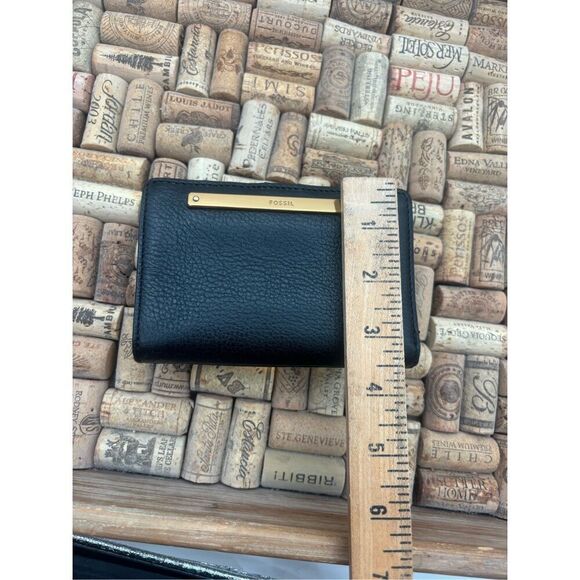 Fossil black pebbled leather bifold wallet with gold-tone details - Picture 7 of 16